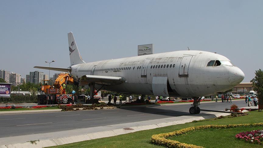 Yoldaki uçak şaşkınlığa yol açtı