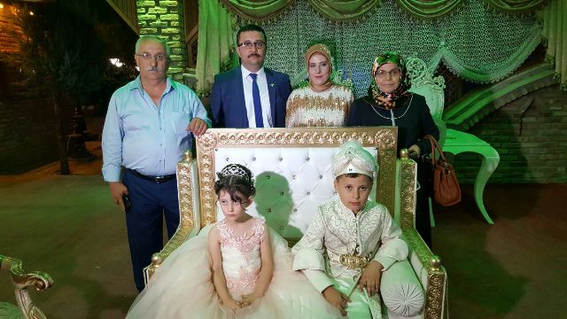 Bütün ailesinin sünnet sevinci