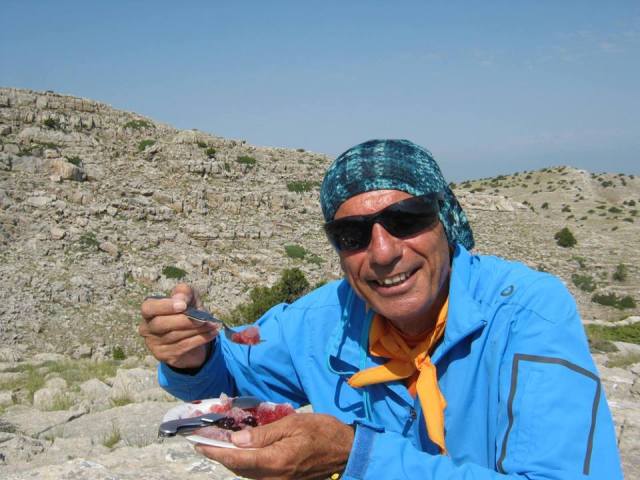 Dağcıların zirvede kar yeme keyfi