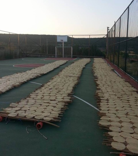 Beyşehir’de spor sahasında tarhana kurutuluyor