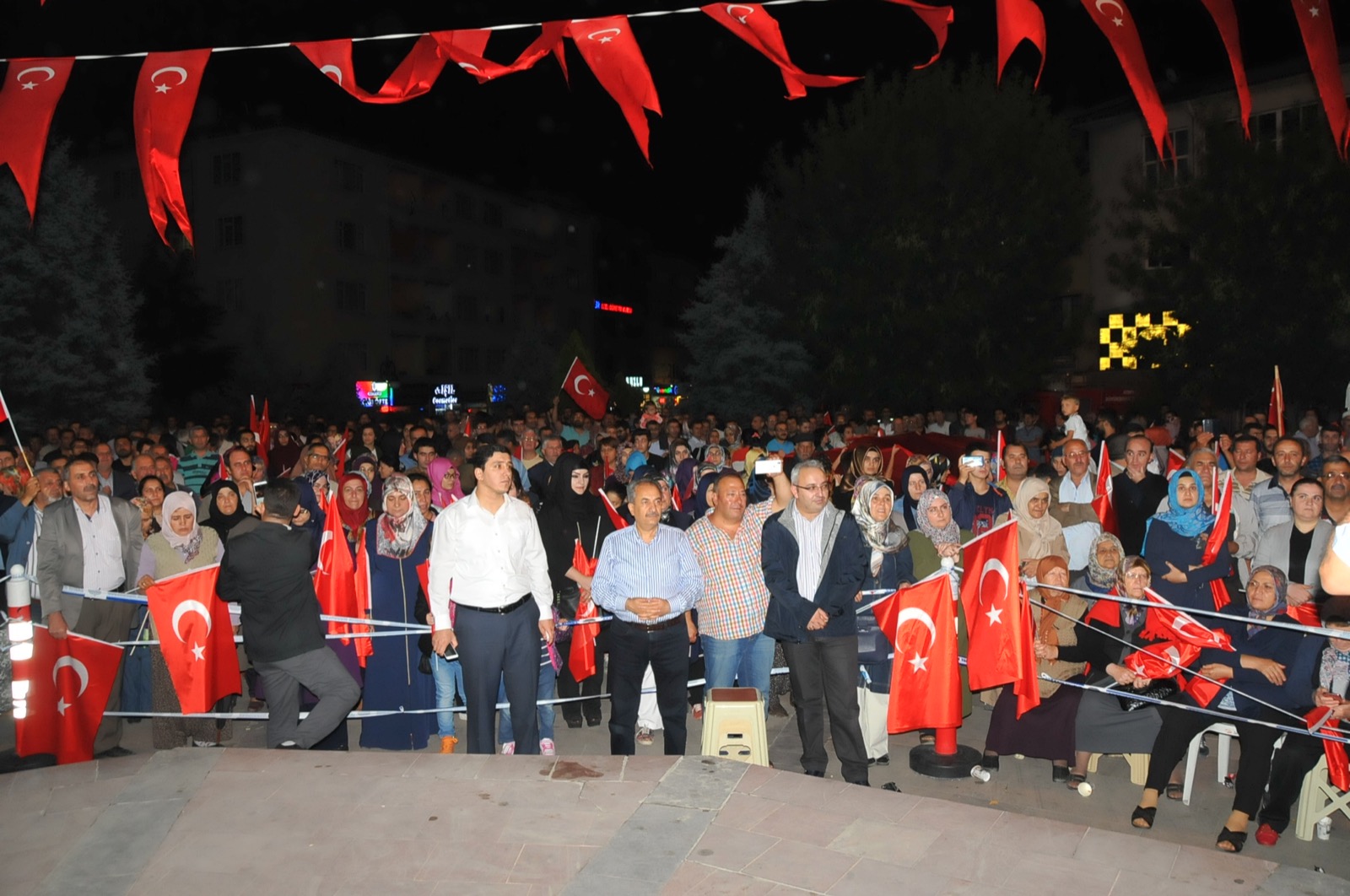 Prof. Dr. Mehmet Çelik demokrasi nöbetinde Akşehirlilerle buluştu