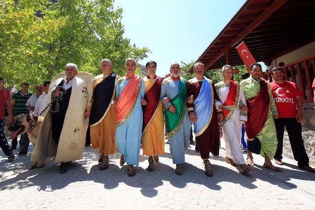 "Yedi uyurların" temsili kıyafetleriyle Türkiye'yi dolaşıyorlar