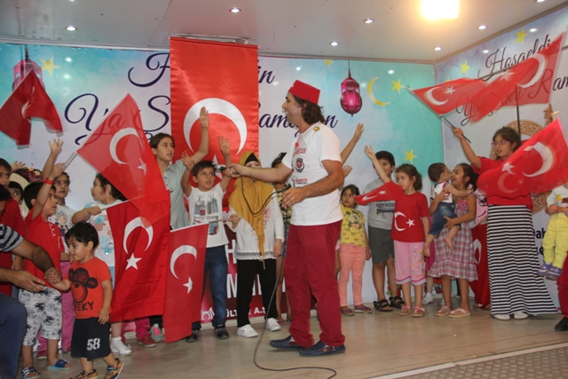 Demokrasi nöbetindeki çocuklar ona emanet