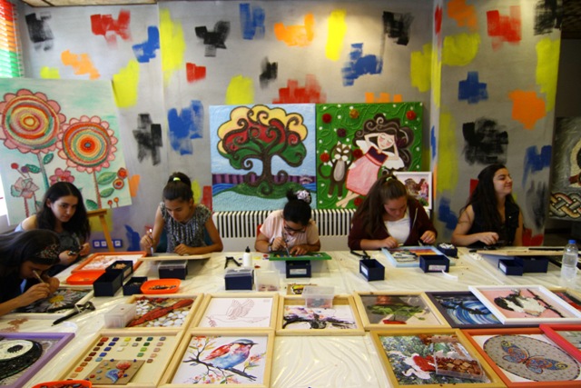 Zamanlarını tabletle geçirmek yerine mozaik öğreniyorlar