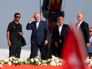 Liderler halkı selamladı