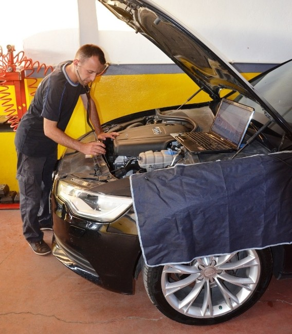 Steteskopla Oto Arızalarını Tespit Edip Tamir Ediyor