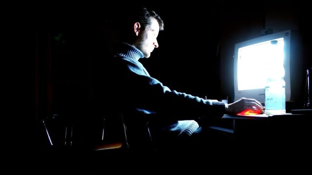 Hackerlar Bilgisayar Ekranınızdan Bile Sizi Gözetleyebilir