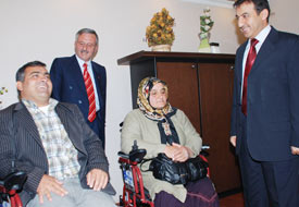 2 engelliye akülü araç hediyesi