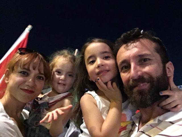 Atiker ailesi demokrasi meydanında