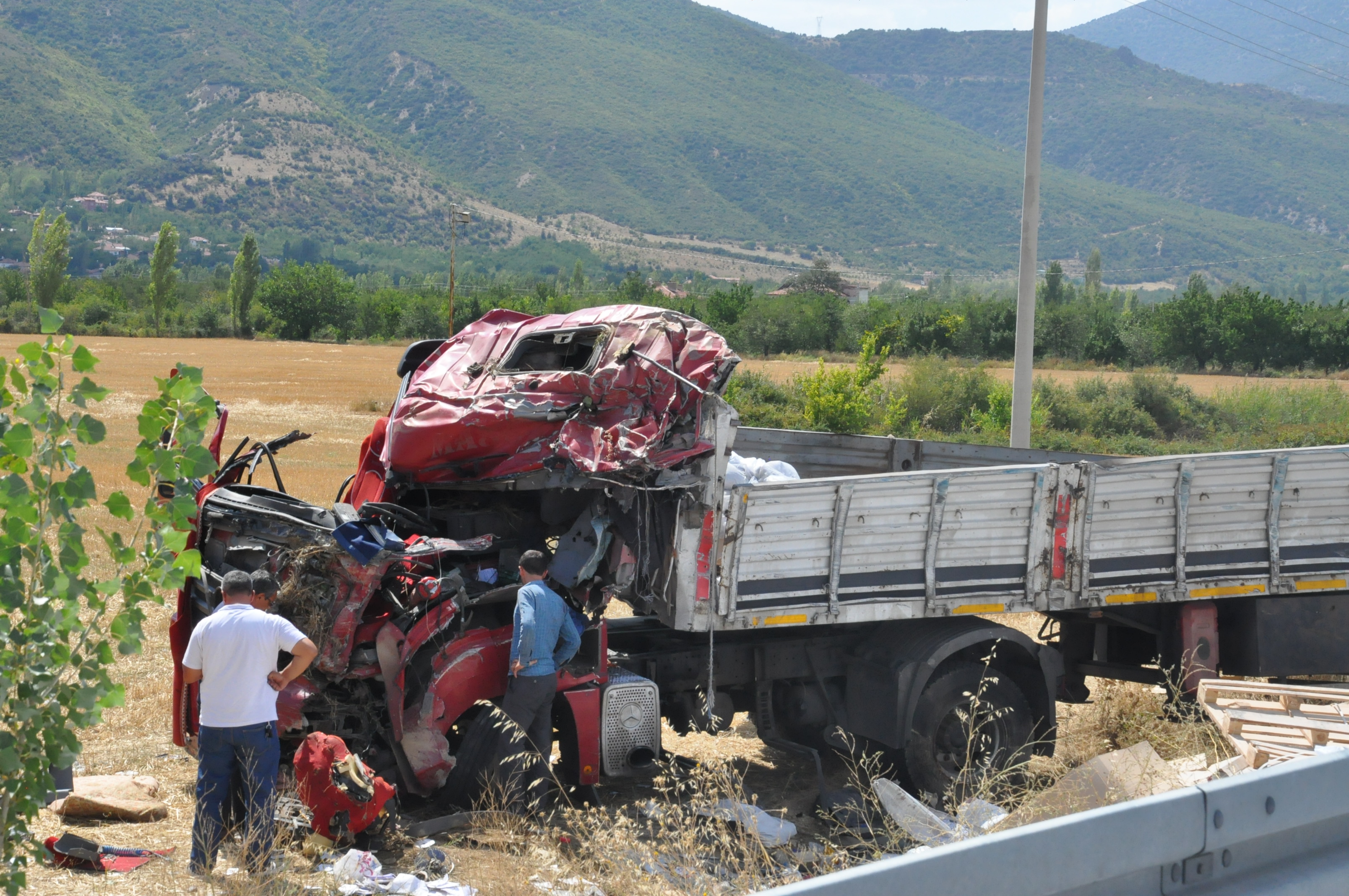 Konya'da tır şarampole devrildi: 1 ölü