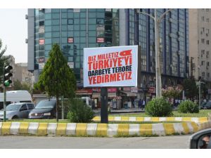 Batman'da darbe ve teröre "afişli" tepki