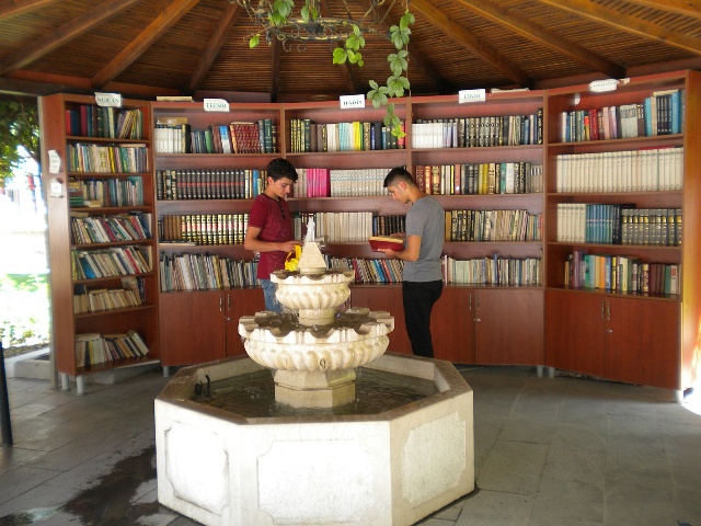 Camii’de Açıkhava Kütüphanesi