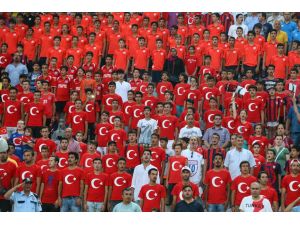 İzmir'de futbolcular demokrasi için sahaya çıktı