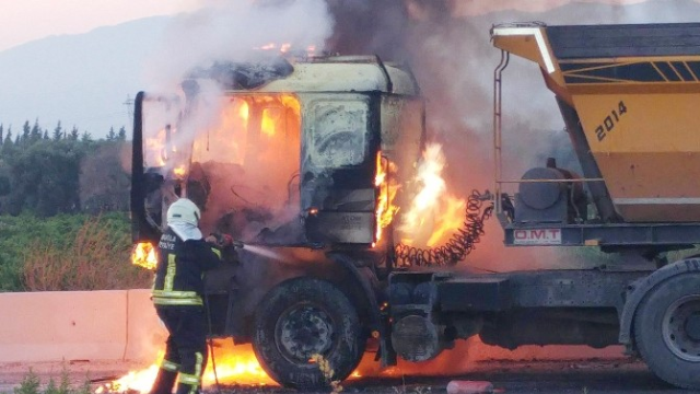 Konya'dan yük götüren Kamyon Milas'ta  cayır cayır yandı