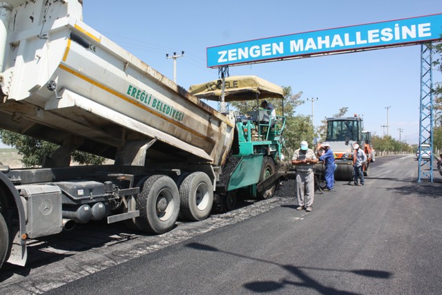 Ereğli’de sıcak asfalt çalışmaları sürüyor