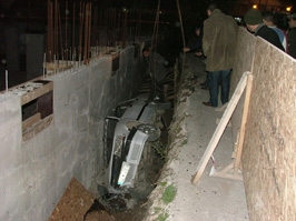 Otomobil inşaat çukuruna düştü