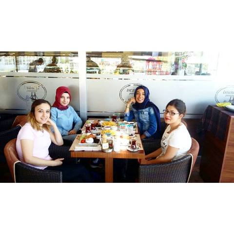 Gençler kahvaltıda buluştu