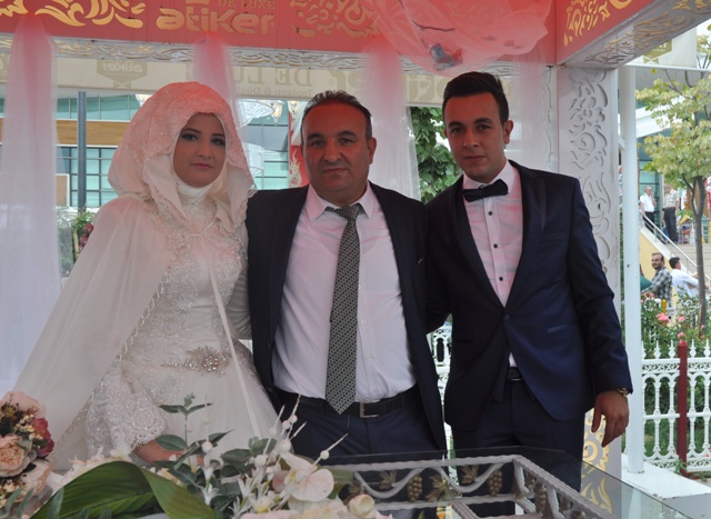 Rıza Eker iki oğlunu evlendirdi