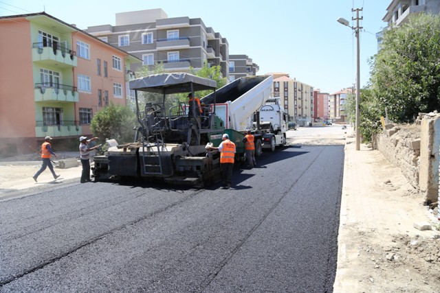 Ereğli’de asfalt serimine devam ediyor