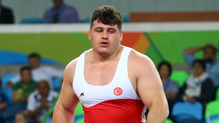 Dünya şampiyonu Kayaalp, Bosna'da kurban eti dağıtacak