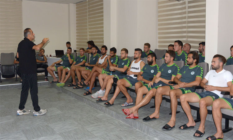 Konyaspor'da oyunculara yeni kurallar anlatıldı