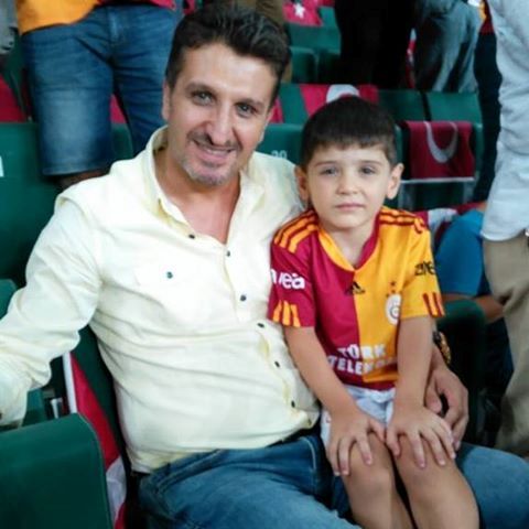 Baba ile oğlun kupa sevinci