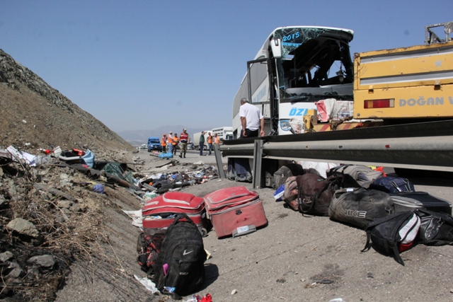 Gaziantep'te yolcu otobüsü devrildi: 4 ölü 31 yaralı