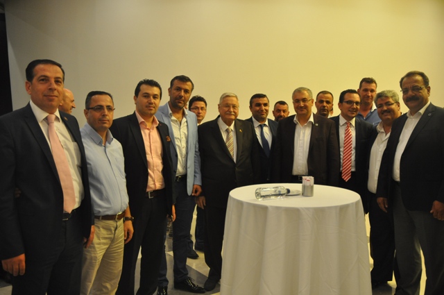 Güzel, iş adamları ile birlikte