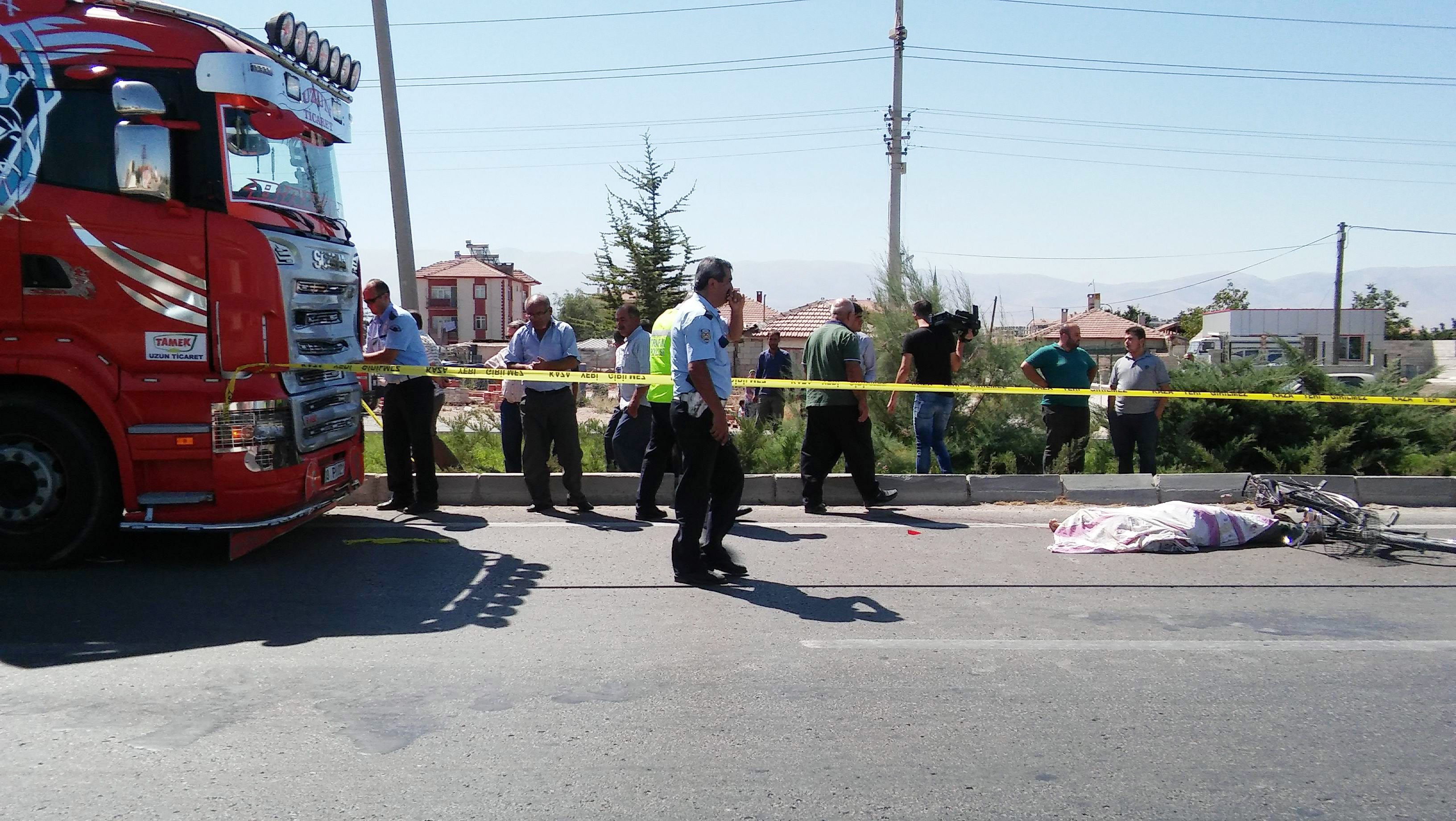 TIR’ın çarptığı bisikletli adam hayatını kaybetti