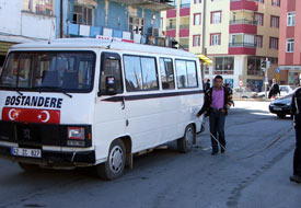 Öğrenci minibüsü öğretmene çarptı