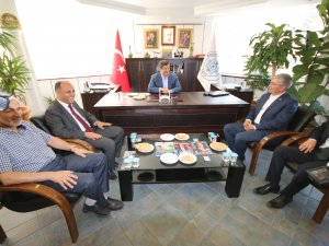 Davutoğlu, Beyşehir Belediyesini ziyaret etti