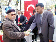 Zafer'de Kur'an-ı Kerim dağıttılar