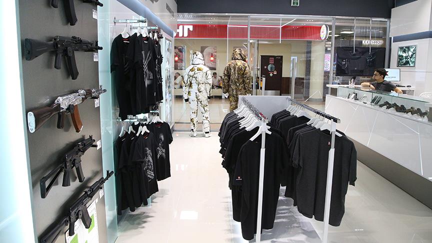 Kalaşnikof, havalimanında 'mağaza' açtı