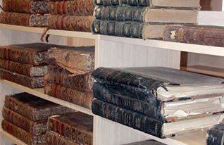 Taşbasma eserler göz dolduruyor