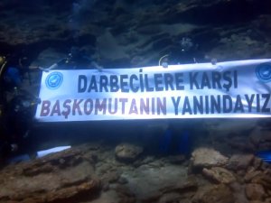 Konyalı dalgıçlardan su altında FETÖ'ye tepki