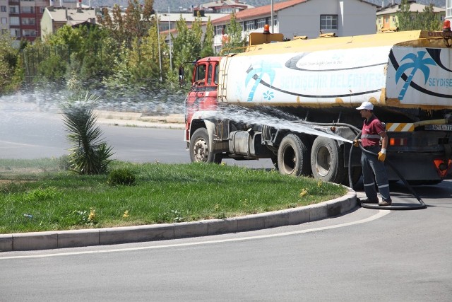 Seydişehir’de yeşil alanlar sulanıyor