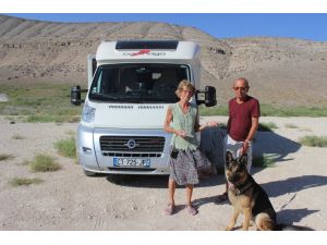 Fransız çift Acıgöl'de kamp yaptı