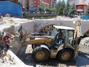 Tarihi Taş Köprü’nün restorasyonunda sona yaklaşılıyor