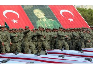 İzmir ve Manisa'da eğitimini tamamlayan askerler yemin etti