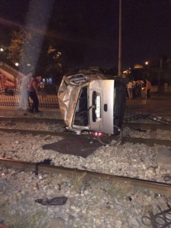Alkollü sürücü tramvay hattına girdi