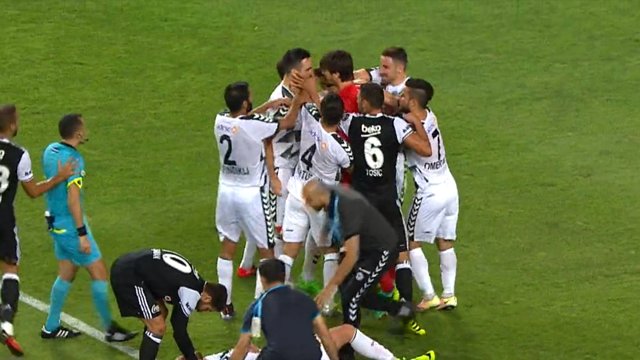 Atiker Konyaspor - Beşiktaş Maçında  Saha Karıştı