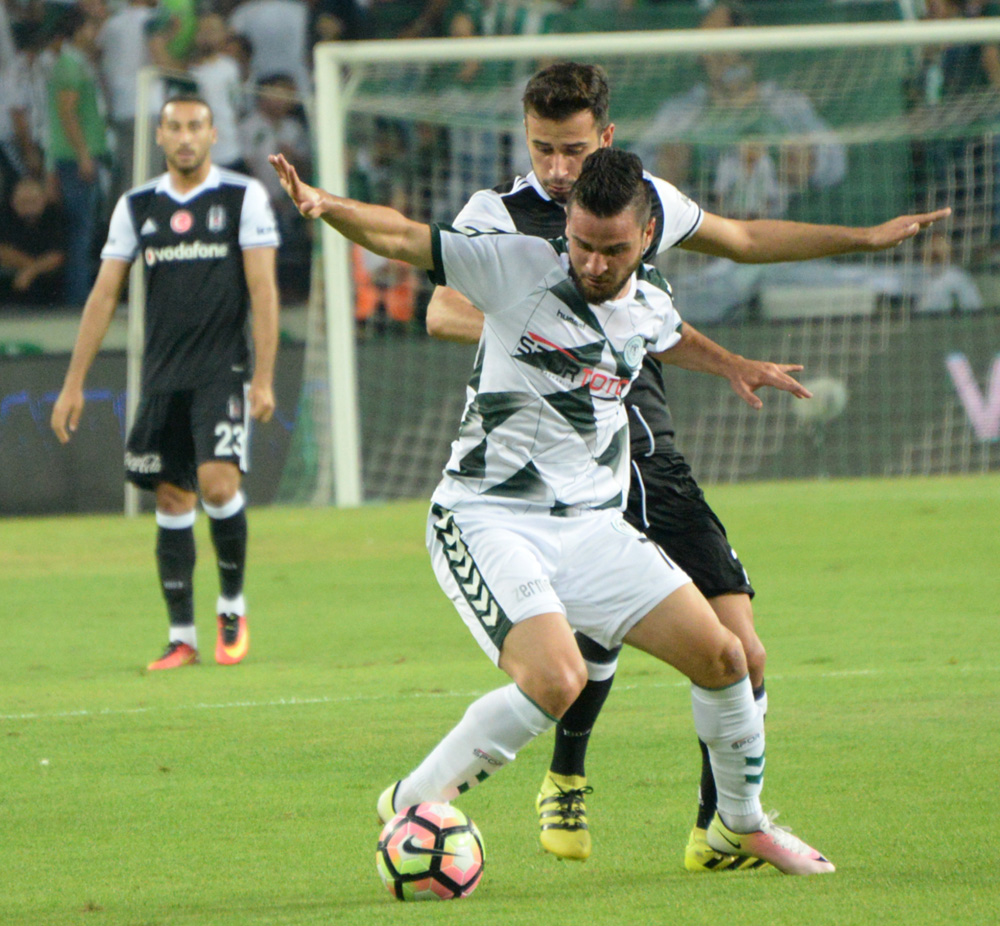 Hem övdü hem dövdü!