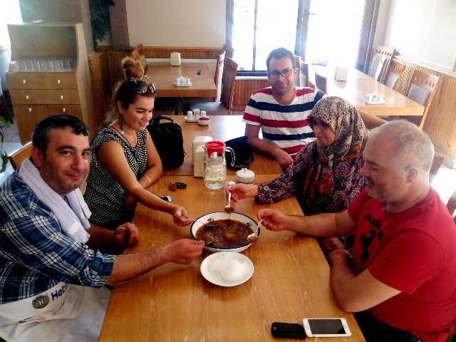 Sıcaktan bunalan müşterilere karlı pekmez ikramı