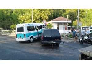 Slučajni prolaznik na nevjerovatan način preživio sudar minibusa i kamioneta