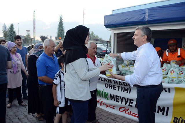 Büyükşehir’den organik meyve ikramı