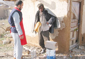 Barakadaki adama el uzattılar