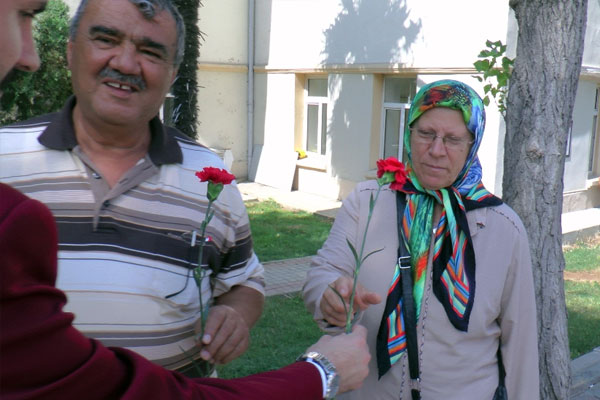 ‘Çalışanları ve Sivil Hastaları  Çiçeklerle Karşıladılar’