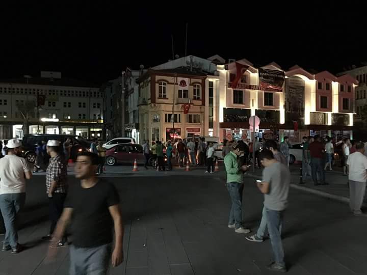 Elektrik kesintisi vatandaşı sokağa çıkardı.