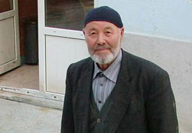 Yaşlı adamı köpük sıkarak dolandırdılar