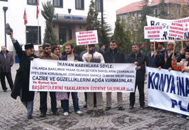 Ayakkabı fırlatmalı destek buluşması